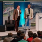 Foto (Green):Frank Böttcher (Organisator des Kongress, links) im Gespräch mit Hans-Martin Goede (rechts) vor dem Fachpublikum