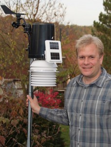 Hans-Martin Goede und seine Wetterstation am 1. November 2012