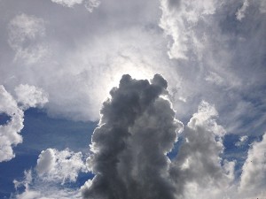 Cumulus-Wolken am 26. August faszinierten in Form und Farbe nach dem Dauerregen am 25. August 2013. Foto: Goede