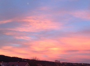 Wiederholt kam es im Dezember 2013 in Süddeutschland zu farbenprächtigen Sonnenauf- wie -untergängen. Foto: Goede