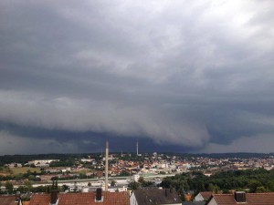 Die Shelfcloud zieht über Ansbach auf. © Foto: Alexander Stingl