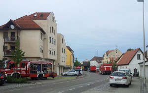 Nach dem Unwetter in der Fischerstraße: die Feuerwehr beim Keller leerpumpen. Foto: Jürgen Grauf