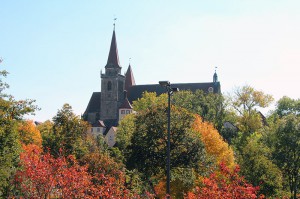 Die Johanniskirche mit buntem Herbstlaub 2014. Foto: Goede