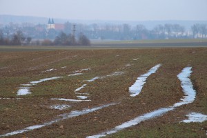 Braune Äcker mit gefrorenen Pfützen bei Herrieden. Foto: Goede