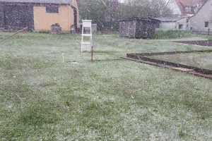 Dichtes Schneetreiben in und um Ansbach am 24. April – wie hier an der Wetterstation Külbingen blieb der Schnee sogar kurzzeitig liegen (Foto: Jürgen Grauf).