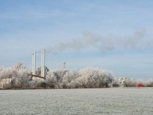 Mit eine Ursache des "Industrieschnee" über Ansbach der letzten Tage: Rauchende Schlote der Gewerbebetriebe. Foto: Jürgen Grauf