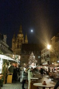 Schneeflocken, Mond und Weihnachtsmarkt - perfekte Kombi am 30. November 2017! Foto: Jürgen Grauf