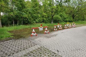 Nach dem anhaltenden Landregen am 20./21. Mai schwoll der Pegel auf 239 Zentimeter an, die Meldestufe 1 (220 cm) wurde nur knapp überschritten, die Rezatparkplätze standen in der Nacht zum 22. Mai nur kurzzeitig leicht unter Wasser. Foto: Jürgen Grauf