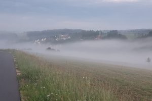 Dank feuchter Luft und Regenschauern am Morgen gab es am Abend des 16. Juni in der Region (wie hier bei Vestenberg) sogar teils dichte Nebelfelder - mitten im Juni. Foto: Jürgen Grauf