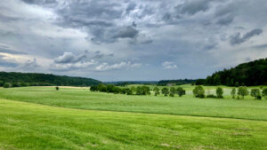 Blick von Neudorf nach Ansbach: Die letzten dichten Wolkenfelder mit wiederholten Schauern zogen am 20. Juni über die Region hinweg, ab dem 21. Juni wurde es sommerlich warm. Foto: Hans-Martin Goede