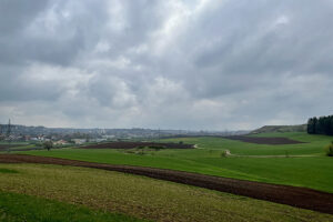 Wanderung in den 1. Mai - Blick vom Bocksberg nach Ansbach, kurz bevor der erste Mairegen einsetzte. Foto: Hans-Martin Goede