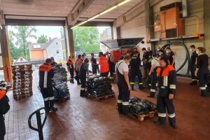 viele Helfer der Feuerwehren aus dem Umland beim Befüllen der Sandsäcke für Flutbarrieren in Ansbach. Foto: Jürgen Grauf