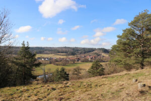 Traumwetter am 12. Februar 2022, hier mit Blick von Steinersdorf nach Neudorf. Foto: Hans-Martin GOEDE