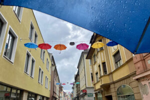 Kühles Schauerwetter am 29. Mai in der Ansbacher Neustadt. Foto: Hans-Martin Goede