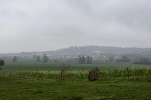 Sehr grau und trüb der 3.12.2022 in Mittelfranken war... hier der Blick von Auerbach nach Colmberg. Foto: Hans-Martin Goede