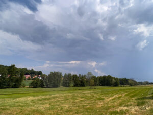 Foto (Hans-Martin Goede): An Fronleichnam (8. Juni) zogen östlich von Ansbach mehrere Gewitter vom Seeland kommend in Richtung Unterfranken. Sie brachten 28 Liter in Heilsbronn bzw. knapp 50 Liter Regen und Hagel bei Neuendettelsau. Das Altstadtfest in Ansbach bekam hingegen nur wenige (nicht messbare) Regenspritzer ab. Im Vordergrund das Onoldsbachtal mit der Bocksbergsiedlung dahinter.