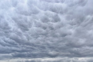 Mamatuswolken am 6. Januar kündigten den Wetterwechsel hin zu ein paar winterlichen Tagen an. Foto: GOEDE