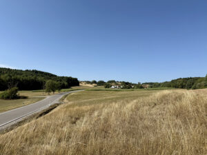 Der extrem "trockene" Blick von der Straße von Schalkhausen Richtung Geisengrund am 2. August 2026, Foto Hans-Martin Goede